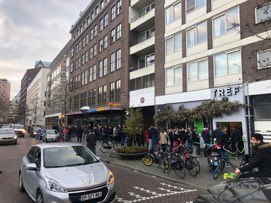 荷兰大麻店前排起的长队🚶‍♀️。